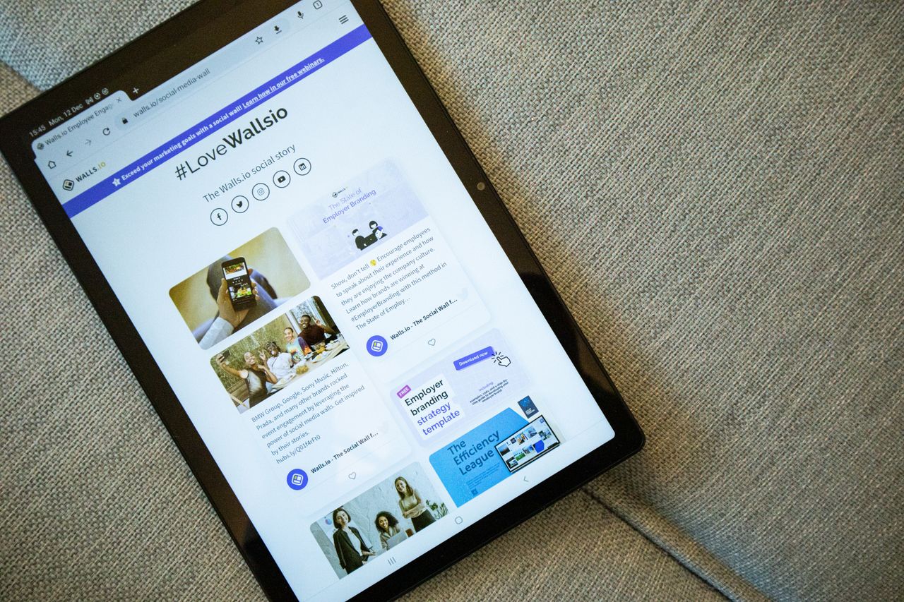 Une tablette posée sur un canapé affichant l’interface du site Wallis.io.